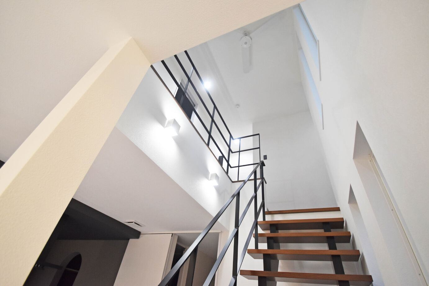 A&Cテクノハウス 【中庭/吹き抜け/大人の空間づくり/2000万円台/廿日市市】おしゃれな大人の住空間！リビング階段のある家の建築実例画像3