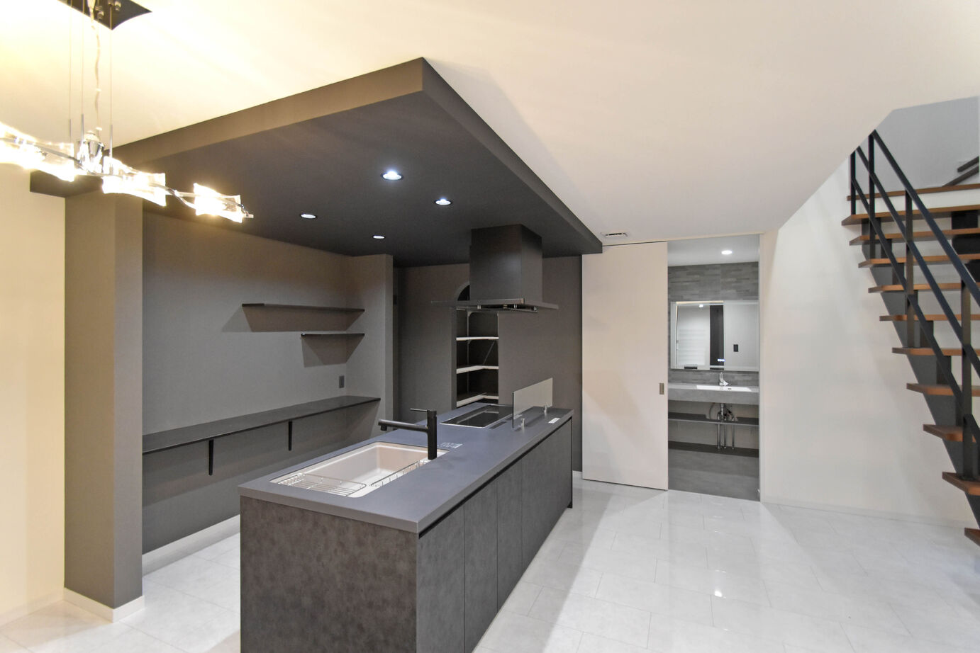 A&Cテクノハウス 【中庭/吹き抜け/大人の空間づくり/2000万円台/廿日市市】おしゃれな大人の住空間！リビング階段のある家の建築実例画像4