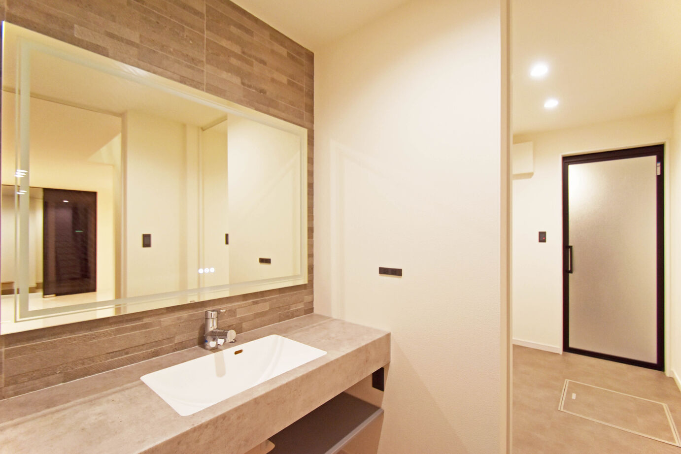 A&Cテクノハウス 【中庭/吹き抜け/大人の空間づくり/2000万円台/廿日市市】おしゃれな大人の住空間！リビング階段のある家の建築実例画像5