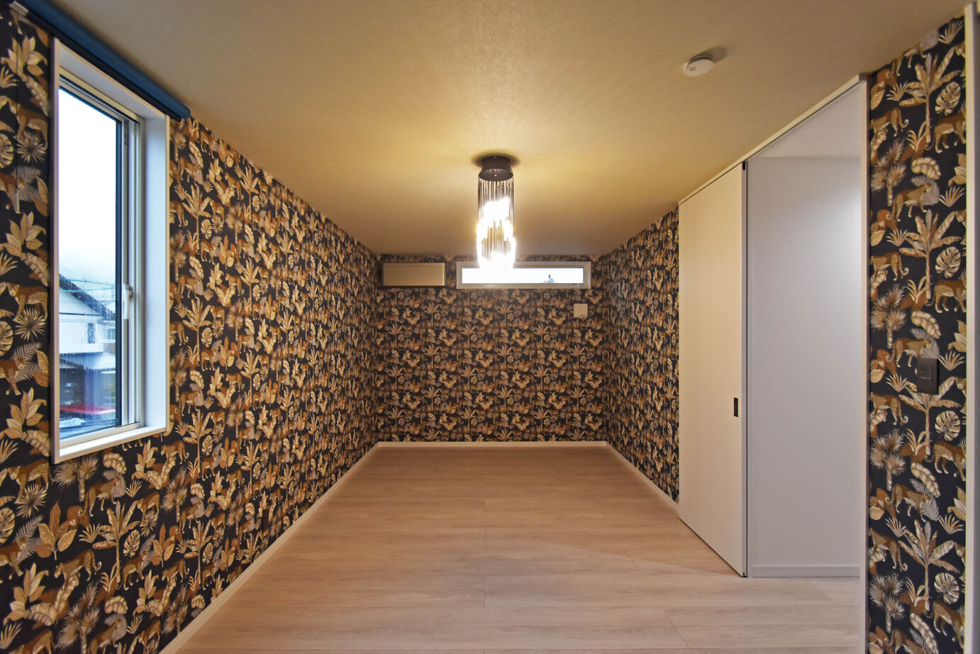 A&Cテクノハウス 【中庭/吹き抜け/大人の空間づくり/2000万円台/廿日市市】おしゃれな大人の住空間！リビング階段のある家の建築実例画像6