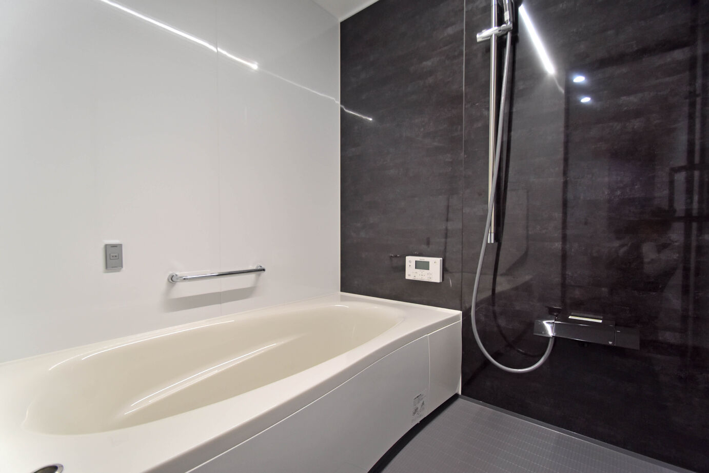 A&Cテクノハウス 【中庭/吹き抜け/大人の空間づくり/2000万円台/廿日市市】おしゃれな大人の住空間！リビング階段のある家の建築実例画像9