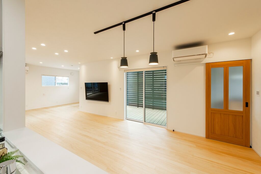 A&Cテクノハウス 【平屋/無垢の床/中庭/インナーデッキ/2000万円台/大竹市】約30帖リビングから繋がる内外空間で愉しめる家の建築実例画像4