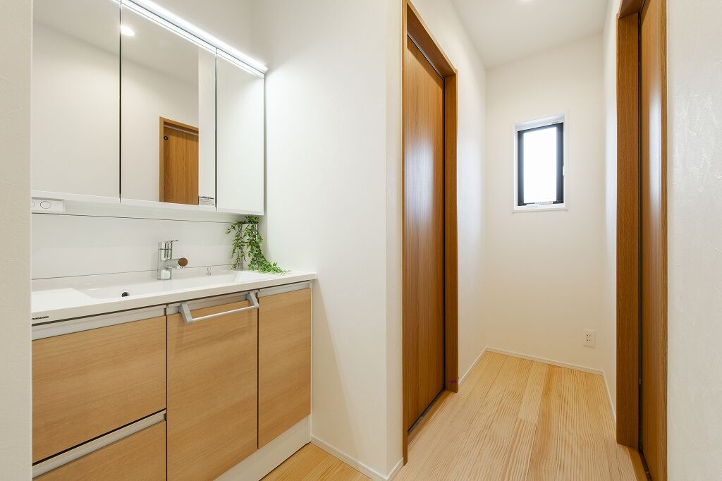 A&Cテクノハウス 【平屋/無垢の床/中庭/インナーデッキ/2000万円台/大竹市】約30帖リビングから繋がる内外空間で愉しめる家の建築実例画像8