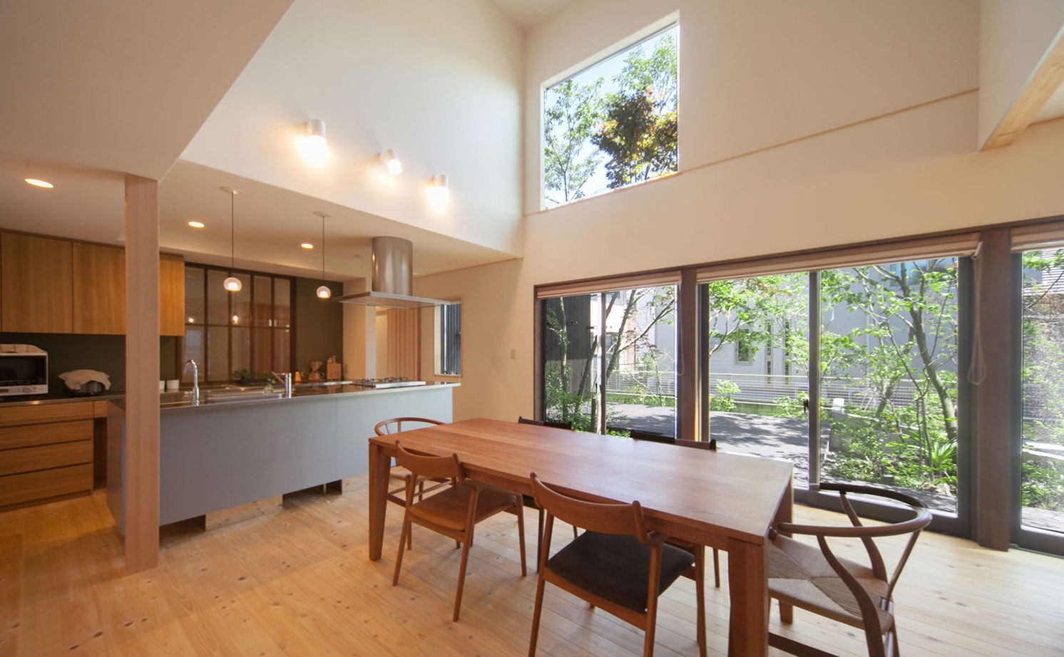 新産住拓 【2階建て／46.1坪／庭を望むダイニング／ウッドデッキ】自然を身近に感じる健やかな暮らしの建築実例画像