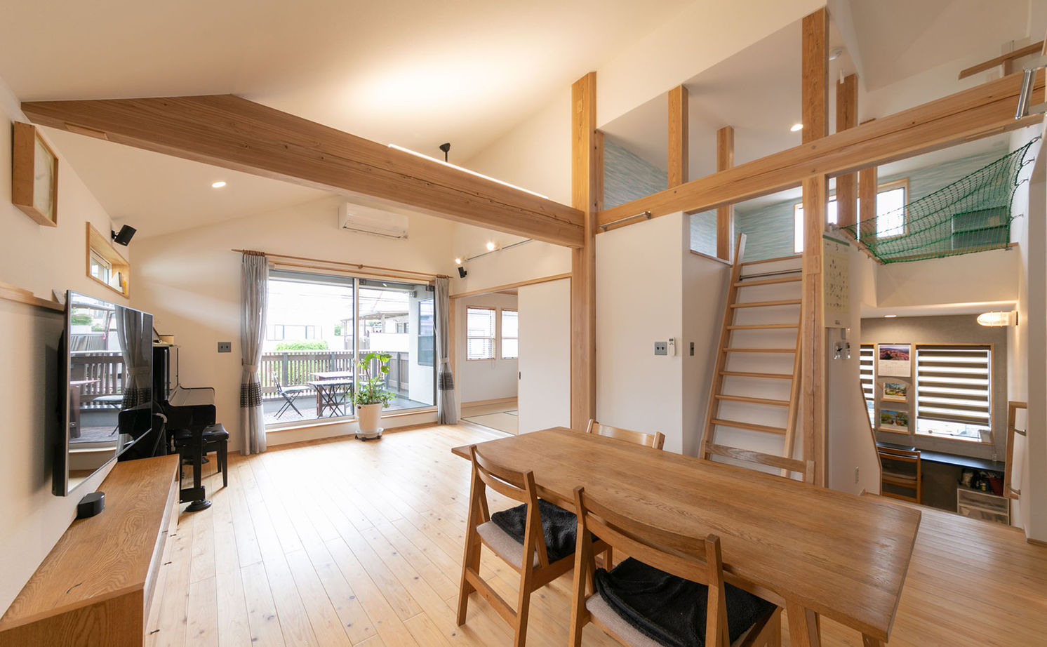 新産住拓 【2階建て／46.1坪／間取り図あり／2階リビング／ガレージ】5層構造で叶えたジャングルジムのような住まいの建築実例画像4