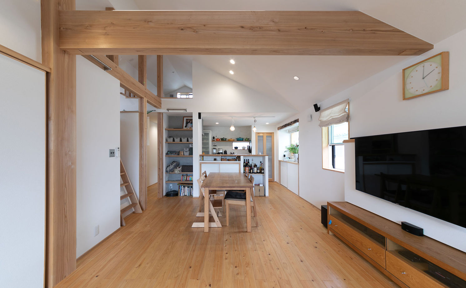 新産住拓 【2階建て／46.1坪／間取り図あり／2階リビング／ガレージ】5層構造で叶えたジャングルジムのような住まいの建築実例画像5