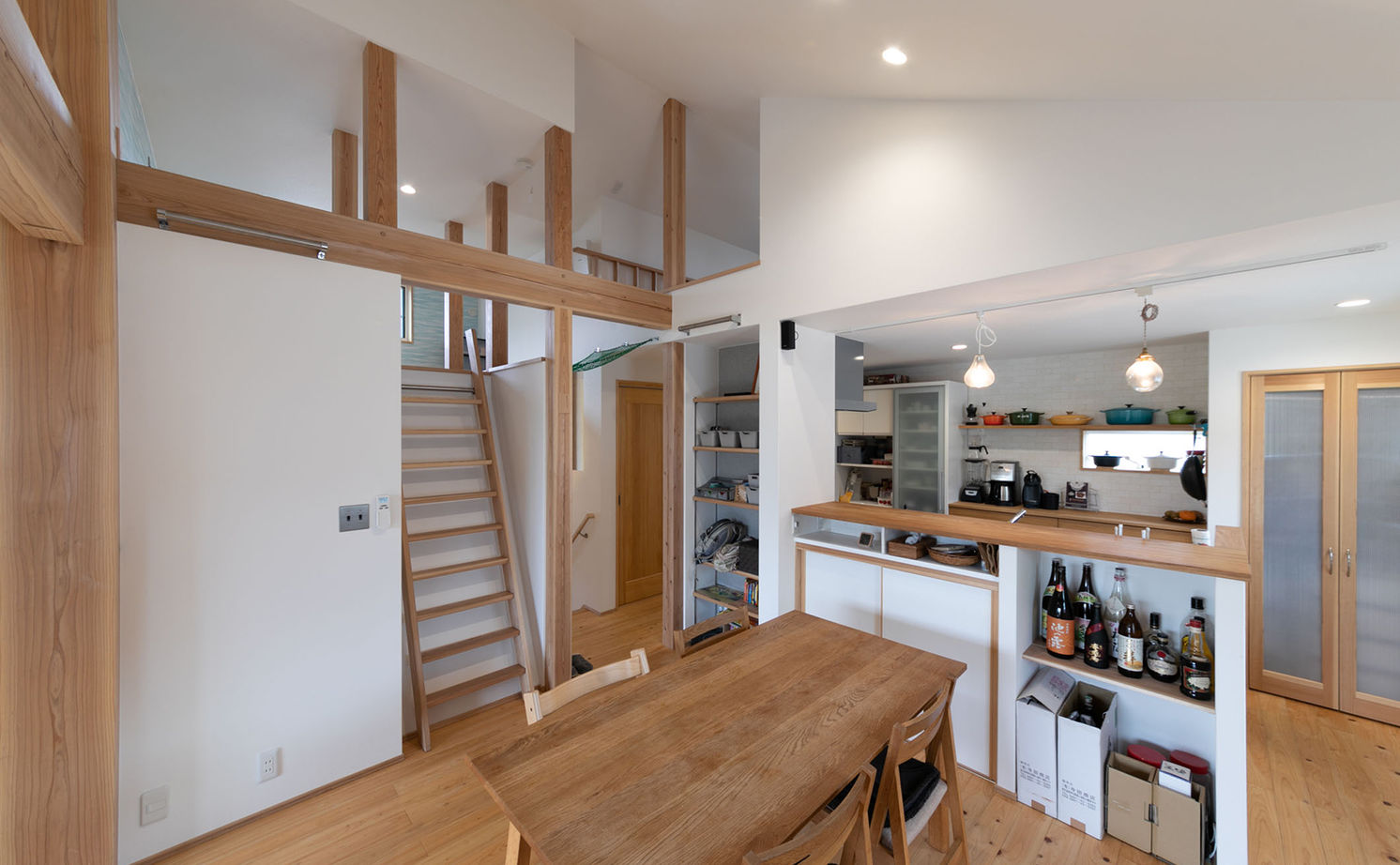 新産住拓 【2階建て／46.1坪／間取り図あり／2階リビング／ガレージ】5層構造で叶えたジャングルジムのような住まいの建築実例画像6