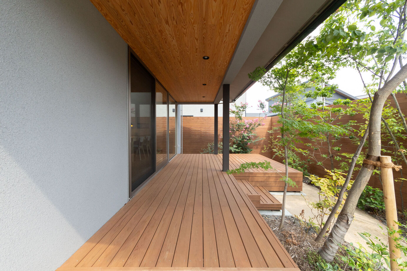 新産住拓 【2階建／37.31坪／ウッドデッキ／書斎】平屋のような暮らしができる2階建ての住まいの建築実例画像2