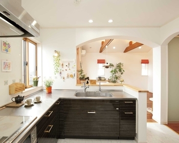 古河林業 【自然素材/カフェ風/勾配天井/吹抜け】爽やかな風が抜ける２階ＬＤＫ　無垢材を使った子どもにも優しい家の建築実例画像2