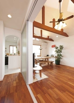 古河林業 【自然素材/カフェ風/勾配天井/吹抜け】爽やかな風が抜ける２階ＬＤＫ　無垢材を使った子どもにも優しい家の建築実例画像3