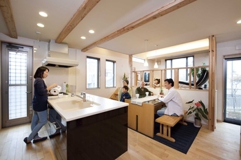 古河林業 【二世帯住宅/自然素材/傾斜地】木にこだわった空間に満足！「音」に配慮して左右で分けた二世帯住宅の建築実例画像2