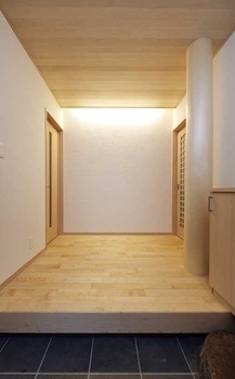 古河林業 【二世帯住宅/自然素材/傾斜地】木にこだわった空間に満足！「音」に配慮して左右で分けた二世帯住宅の建築実例画像4