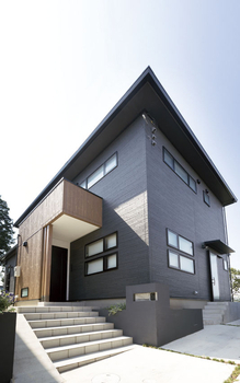 古河林業 【ウッドデッキ/高台/吹抜け】眺望をもインテリアとしてデザイン　いつも家族を近くに感じられる家の建築実例画像2