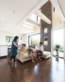 古河林業 【ウッドデッキ/高台/吹抜け】眺望をもインテリアとしてデザイン　いつも家族を近くに感じられる家の建築実例画像3