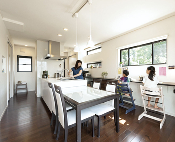 古河林業 【ウッドデッキ/高台/吹抜け】眺望をもインテリアとしてデザイン　いつも家族を近くに感じられる家の建築実例画像4