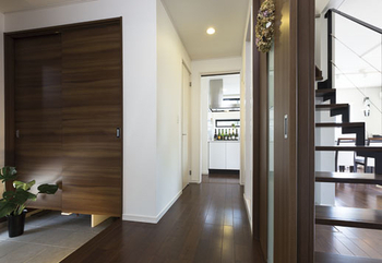 古河林業 【ウッドデッキ/高台/吹抜け】眺望をもインテリアとしてデザイン　いつも家族を近くに感じられる家の建築実例画像8