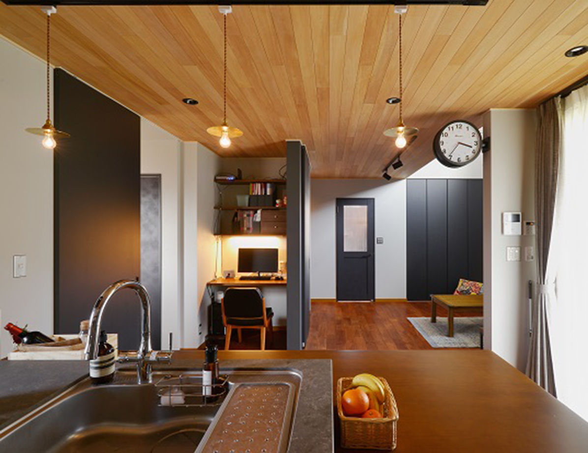 古河林業 【ヴィンテージ/自然素材/吹抜け】無骨すぎないインダストリアルな空間。無垢材の温かみと陽光注ぐ明るい家の建築実例画像2