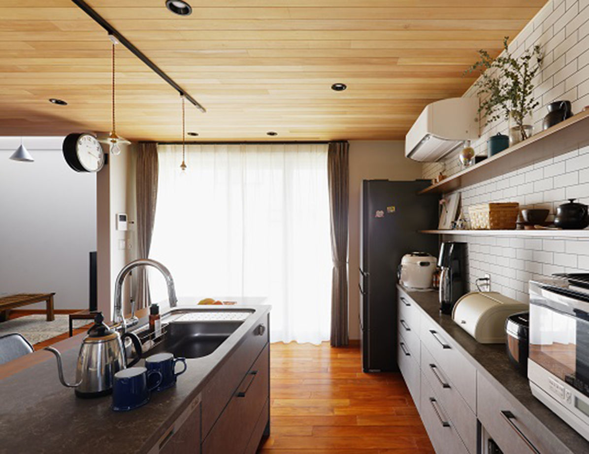 古河林業 【ヴィンテージ/自然素材/吹抜け】無骨すぎないインダストリアルな空間。無垢材の温かみと陽光注ぐ明るい家の建築実例画像5