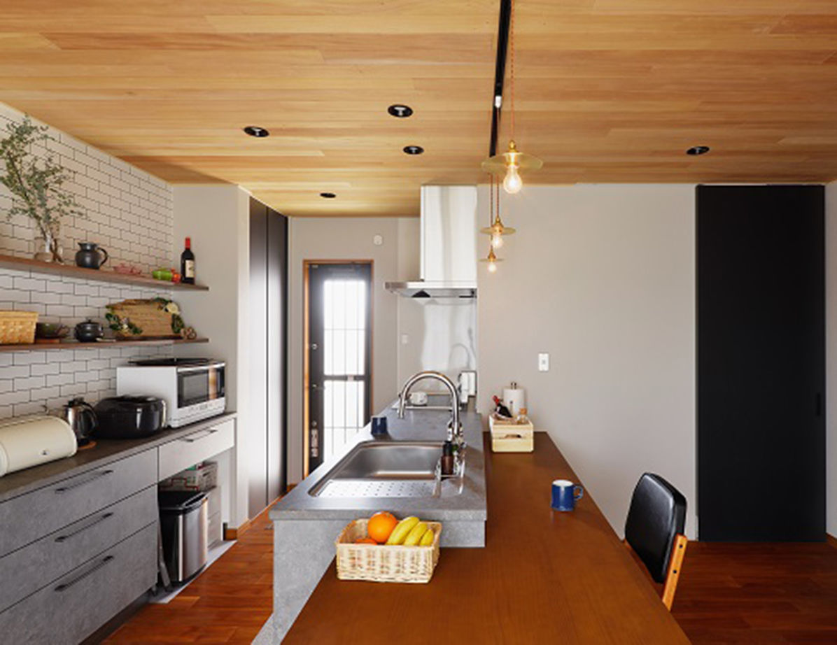 古河林業 【ヴィンテージ/自然素材/吹抜け】無骨すぎないインダストリアルな空間。無垢材の温かみと陽光注ぐ明るい家の建築実例画像6