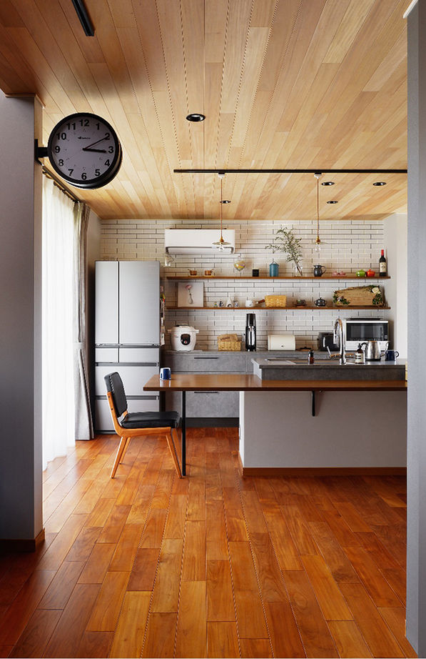 古河林業 【ヴィンテージ/自然素材/吹抜け】無骨すぎないインダストリアルな空間。無垢材の温かみと陽光注ぐ明るい家の建築実例画像7