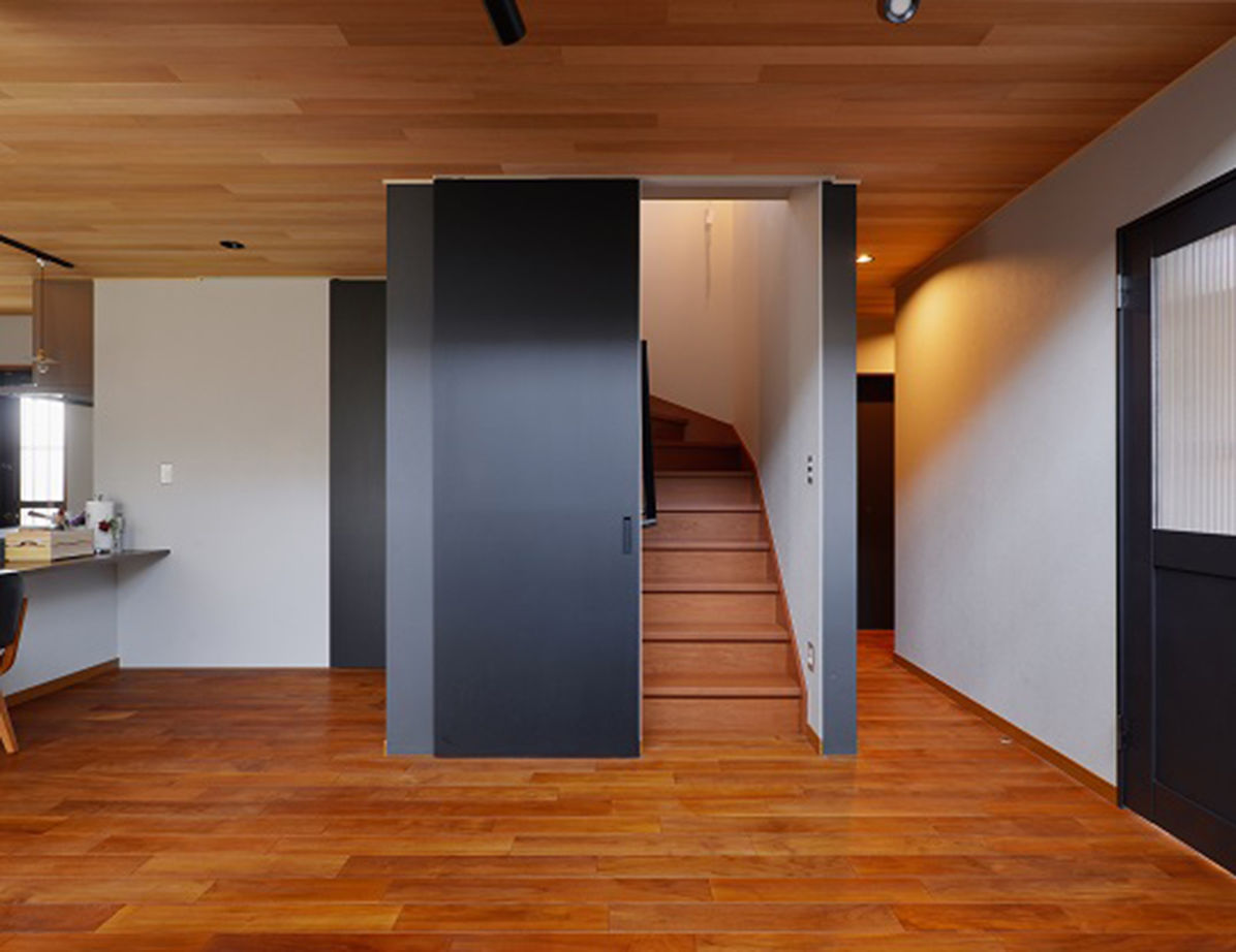 古河林業 【ヴィンテージ/自然素材/吹抜け】無骨すぎないインダストリアルな空間。無垢材の温かみと陽光注ぐ明るい家の建築実例画像8