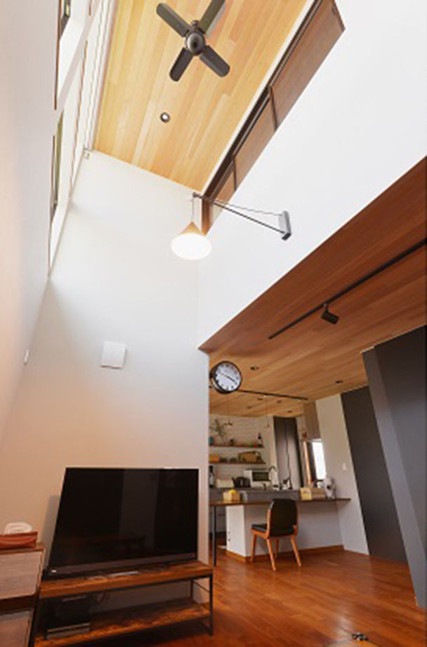 古河林業 【ヴィンテージ/自然素材/吹抜け】無骨すぎないインダストリアルな空間。無垢材の温かみと陽光注ぐ明るい家の建築実例画像9