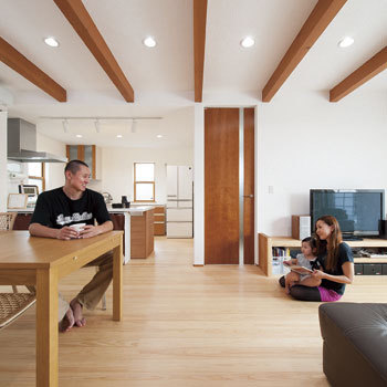 彩ハウス 【1900万円台】決め手は人柄とカッコよさ。モデルハウスで体感した自然素材を反映したインナーバルコニーのある住まいの建築実例画像2