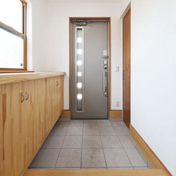 彩ハウス 【1900万円台】決め手は人柄とカッコよさ。モデルハウスで体感した自然素材を反映したインナーバルコニーのある住まいの建築実例画像3