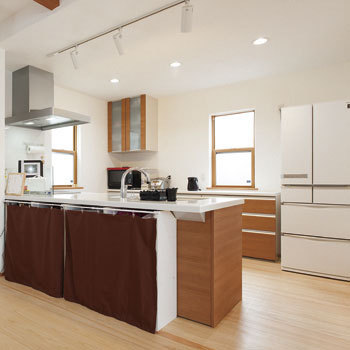 彩ハウス 【1900万円台】決め手は人柄とカッコよさ。モデルハウスで体感した自然素材を反映したインナーバルコニーのある住まいの建築実例画像4