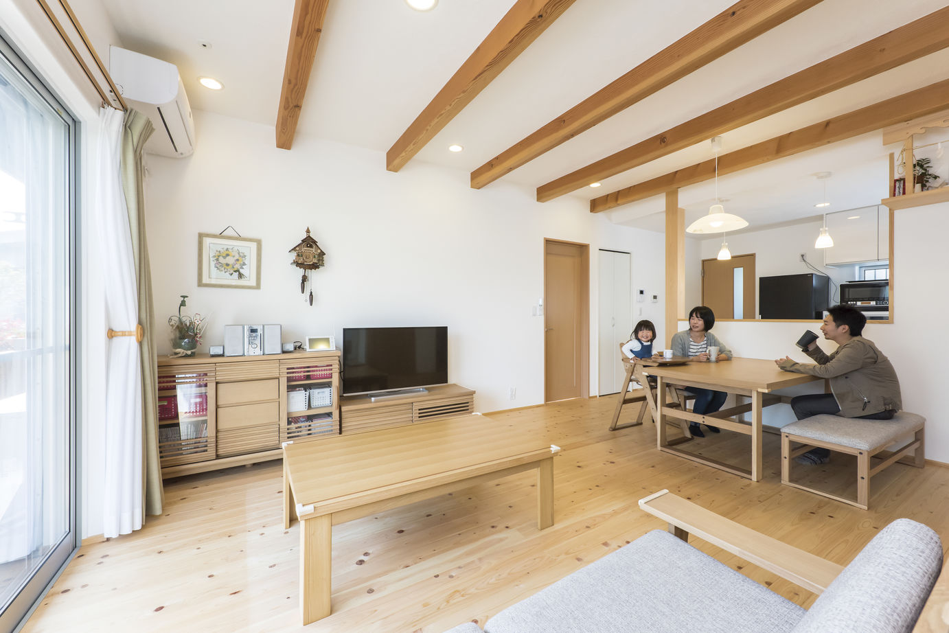 彩ハウス 漆喰・天然木材が心地良い快適空間を奏でる平屋の暮らしの建築実例画像2