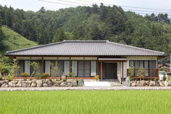 彩ハウス 天然木材＆全部屋漆喰壁を使用した、細部までこだわりぬいた二世帯平屋住宅の建築実例画像1