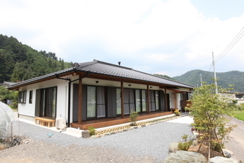 彩ハウス 天然木材＆全部屋漆喰壁を使用した、細部までこだわりぬいた二世帯平屋住宅の建築実例画像2