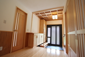 彩ハウス 天然木材＆全部屋漆喰壁を使用した、細部までこだわりぬいた二世帯平屋住宅の建築実例画像3