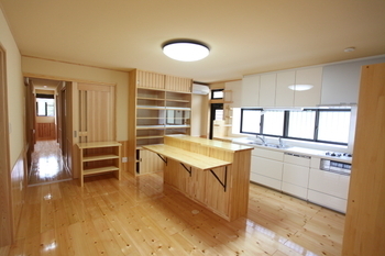 彩ハウス 天然木材＆全部屋漆喰壁を使用した、細部までこだわりぬいた二世帯平屋住宅の建築実例画像4