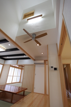 彩ハウス 天然木材＆全部屋漆喰壁を使用した、細部までこだわりぬいた二世帯平屋住宅の建築実例画像6