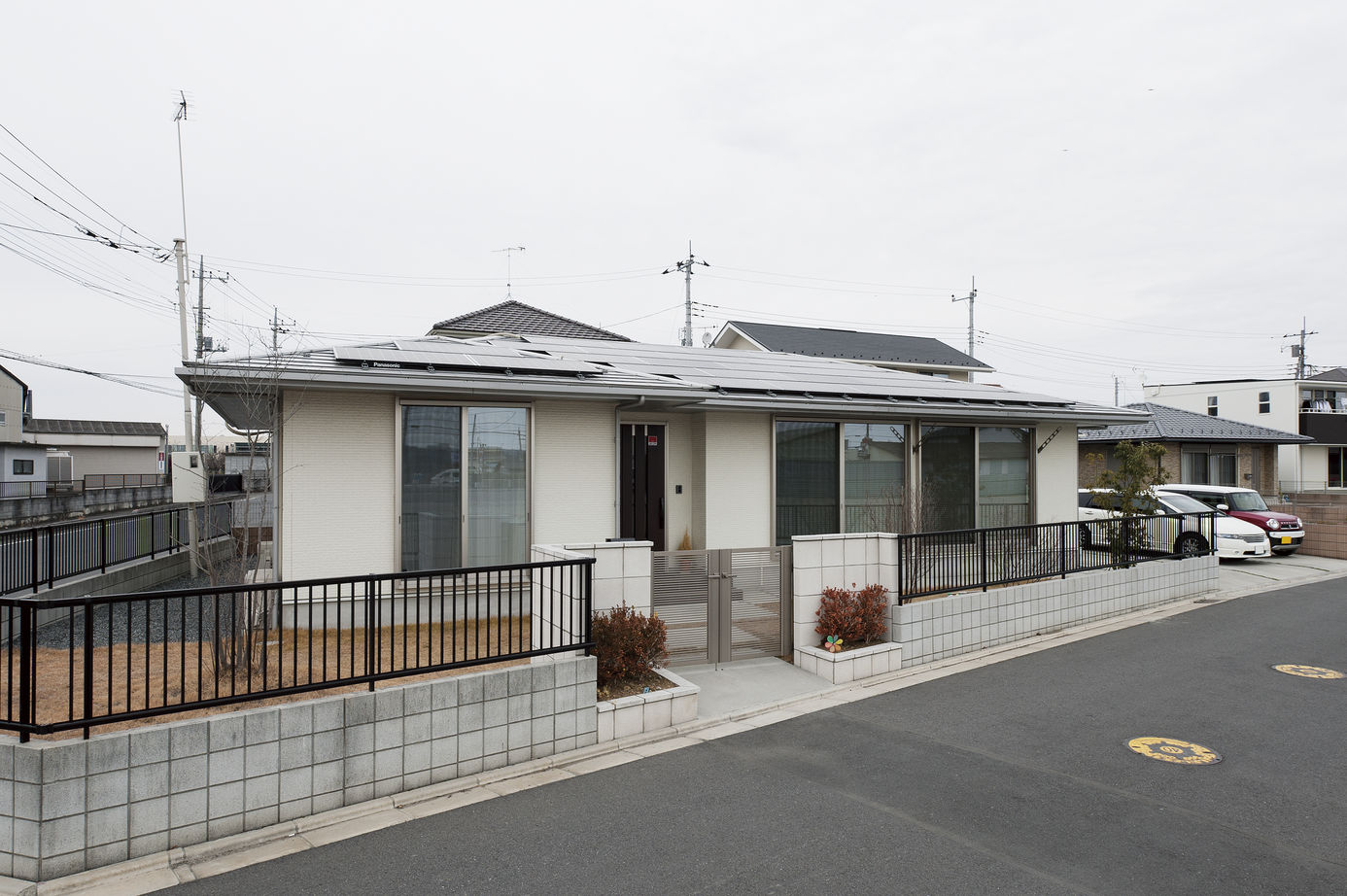 彩ハウス 選び抜かれた天然木と、高い住宅性能を兼ね備えた、1年中快適な平屋住宅の建築実例画像2