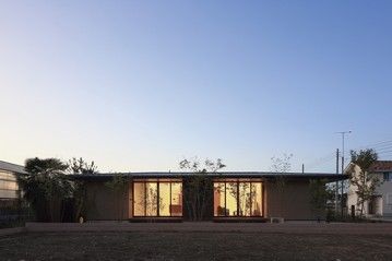 彩ハウス 【2200万円台】線の美しさが際立つ、天然素材に包まれ家族の絆が深まる平屋住宅の建築実例画像1