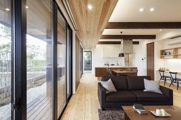 彩ハウス 【2200万円台】線の美しさが際立つ、天然素材に包まれ家族の絆が深まる平屋住宅の建築実例画像2