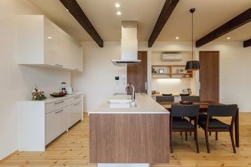 彩ハウス 【2200万円台】線の美しさが際立つ、天然素材に包まれ家族の絆が深まる平屋住宅の建築実例画像3