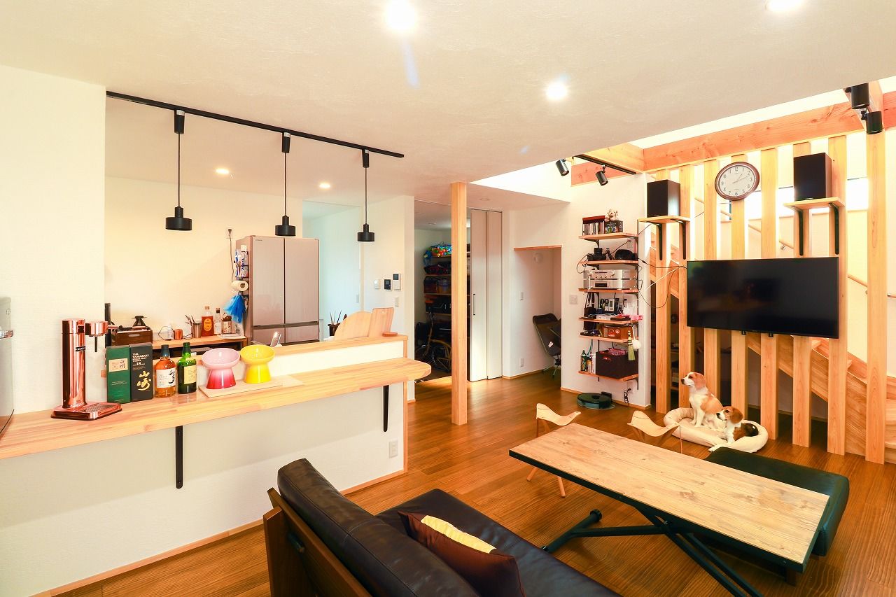 彩ハウス 【26坪】吹き抜けを採用し、開放感に溢れた空間。光溢れるLDKで愛犬と共に暮らしを楽しむ住まいの建築実例画像2