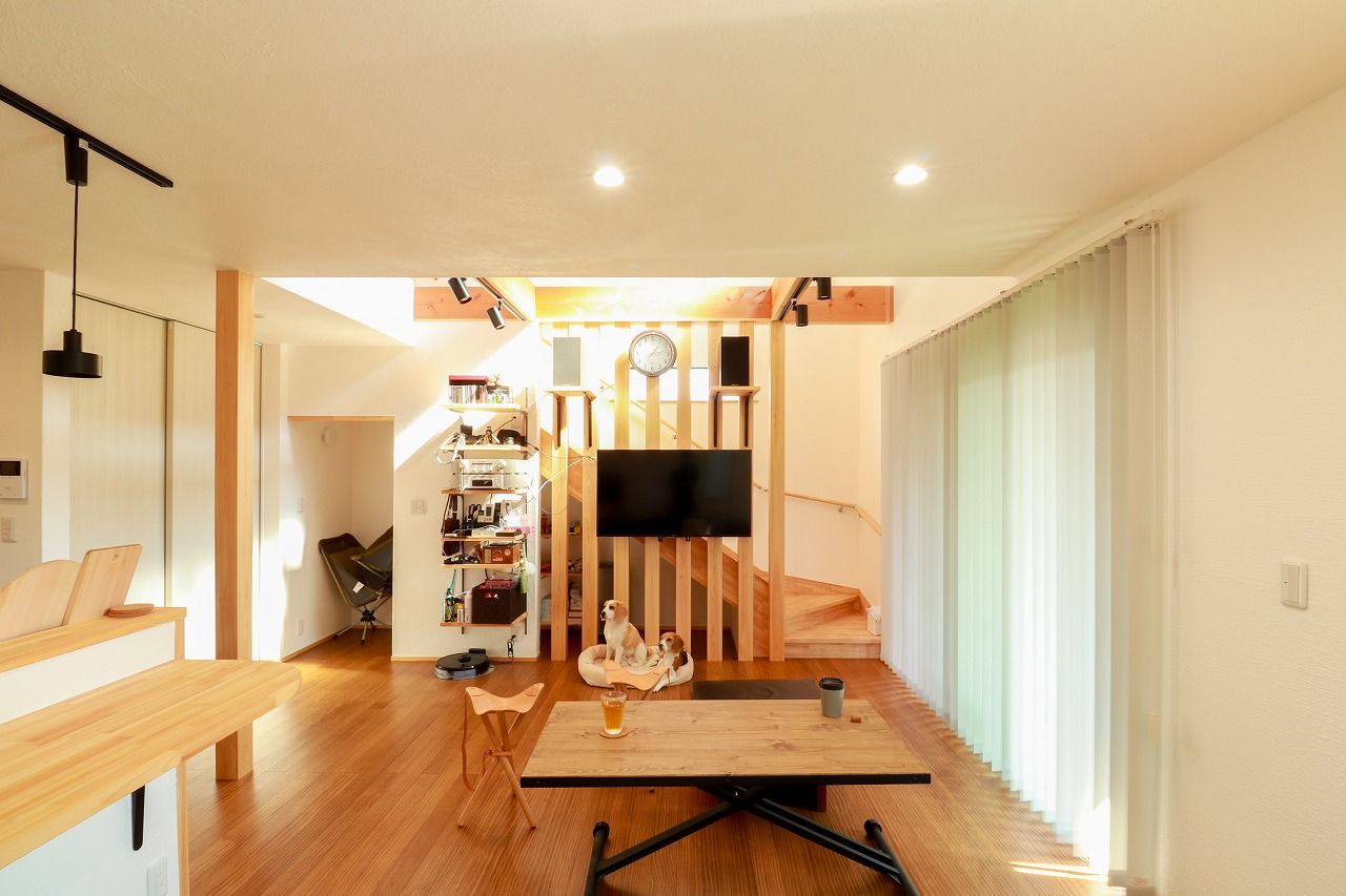 彩ハウス 【26坪】吹き抜けを採用し、開放感に溢れた空間。光溢れるLDKで愛犬と共に暮らしを楽しむ住まいの建築実例画像3