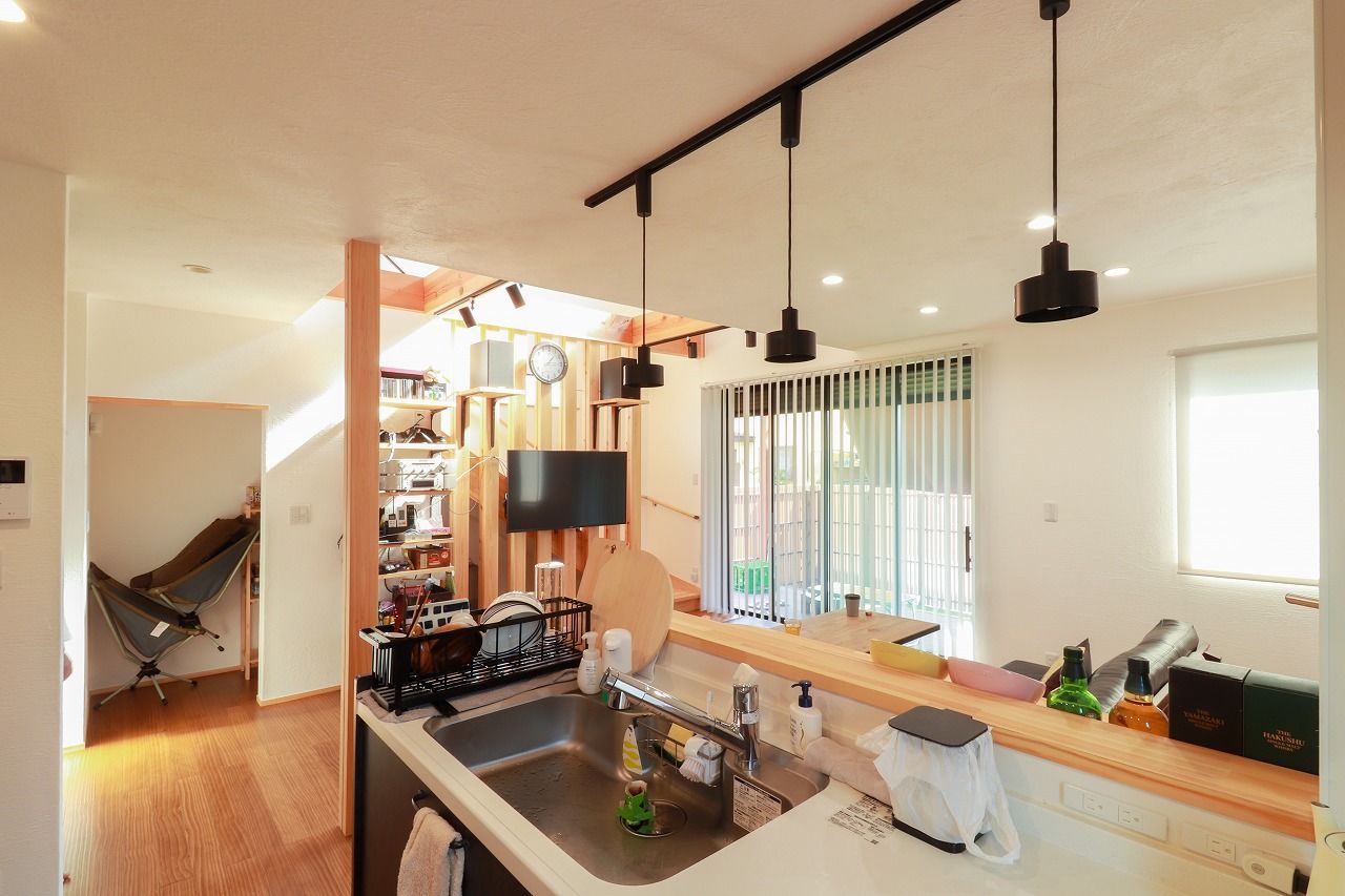 彩ハウス 【26坪】吹き抜けを採用し、開放感に溢れた空間。光溢れるLDKで愛犬と共に暮らしを楽しむ住まいの建築実例画像5