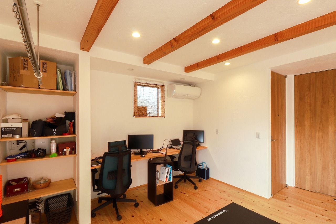 彩ハウス 【26坪】吹き抜けを採用し、開放感に溢れた空間。光溢れるLDKで愛犬と共に暮らしを楽しむ住まいの建築実例画像7