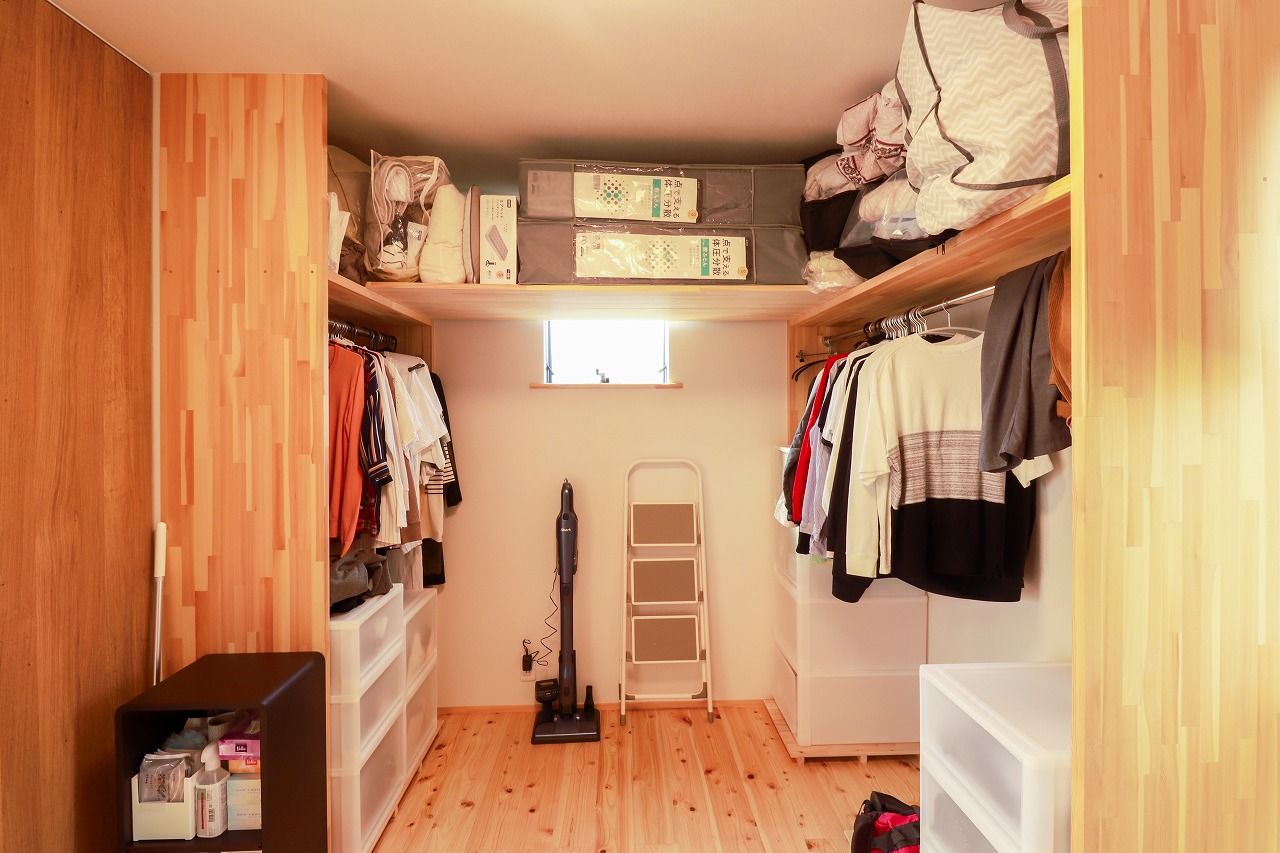 彩ハウス 【26坪】吹き抜けを採用し、開放感に溢れた空間。光溢れるLDKで愛犬と共に暮らしを楽しむ住まいの建築実例画像9