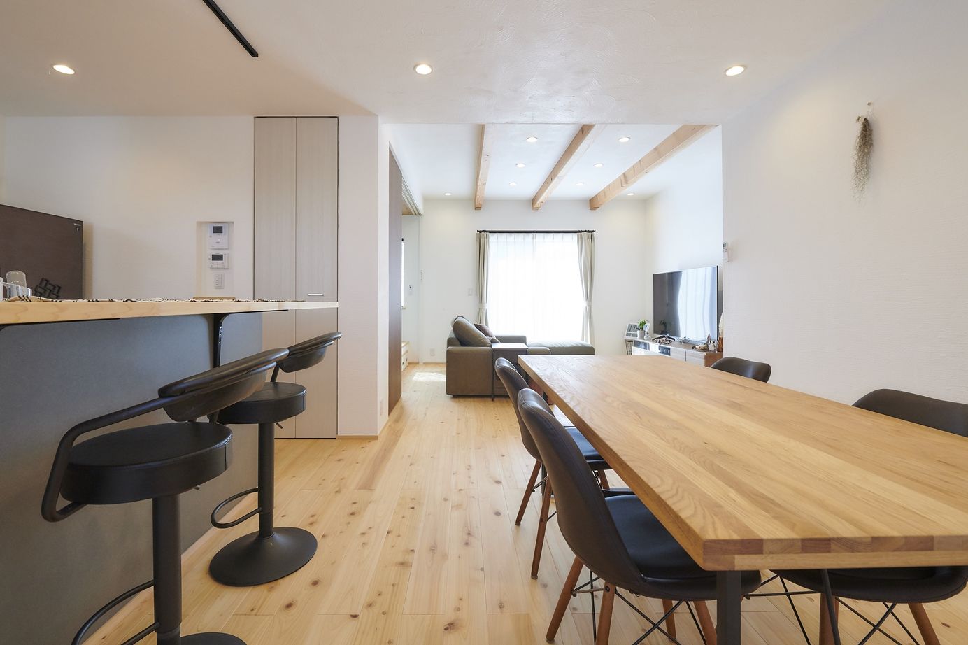 彩ハウス 小上がり和室のある天然木と漆喰の自然素材のお家の建築実例画像3