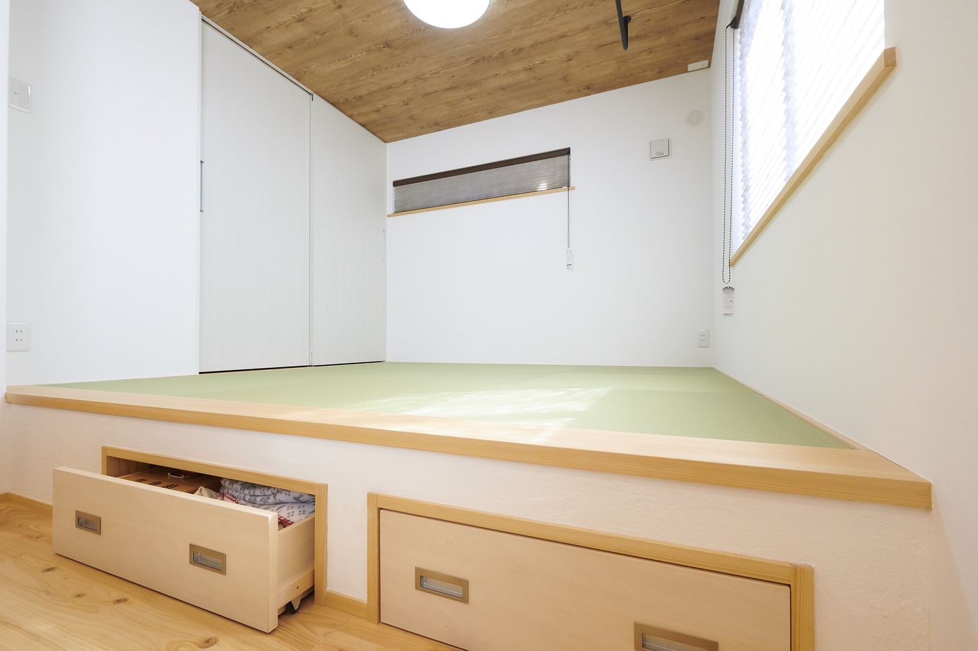 彩ハウス 小上がり和室のある天然木と漆喰の自然素材のお家の建築実例画像5