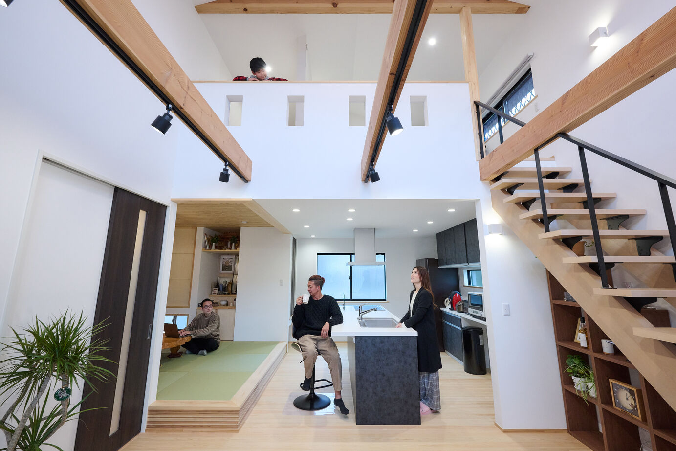 彩ハウス 開放感に満ちた玄関と温かい無垢床で過ごす、こだわり抜いた平屋の住まいの建築実例画像2