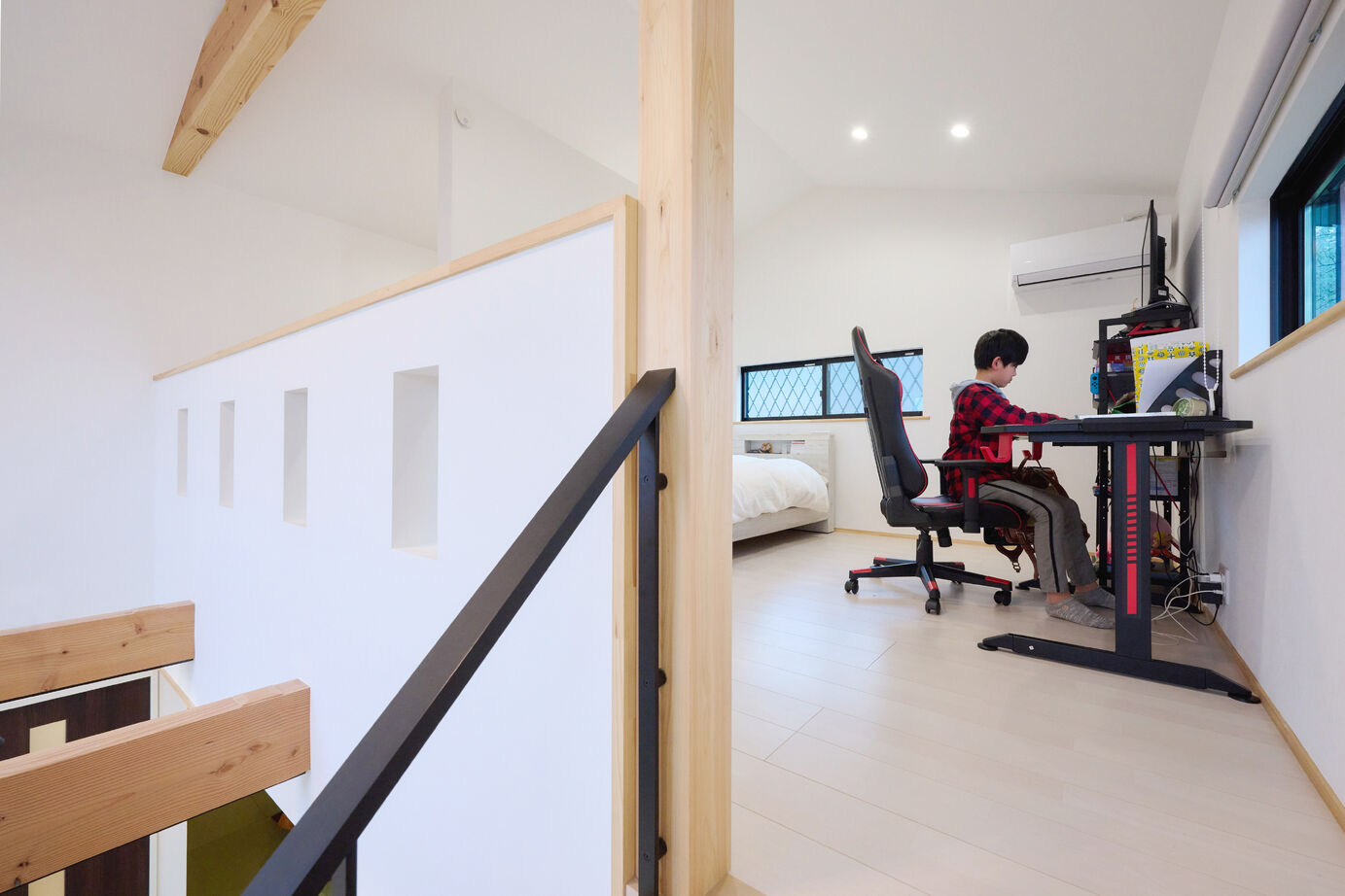 彩ハウス 開放感に満ちた玄関と温かい無垢床で過ごす、こだわり抜いた平屋の住まいの建築実例画像3