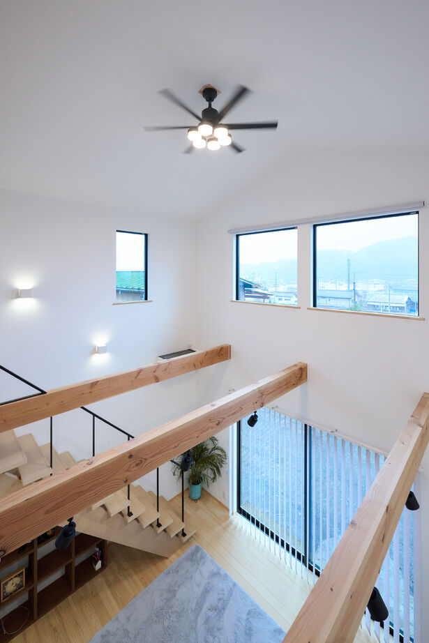 彩ハウス 開放感に満ちた玄関と温かい無垢床で過ごす、こだわり抜いた平屋の住まいの建築実例画像4