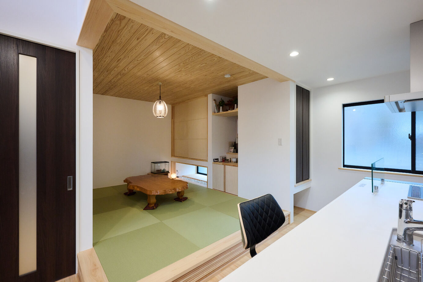 彩ハウス 開放感に満ちた玄関と温かい無垢床で過ごす、こだわり抜いた平屋の住まいの建築実例画像5